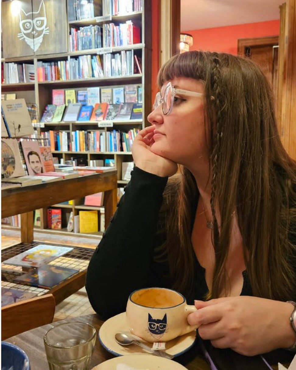 Giuliana, profesora de inglés de Cozy with Giuli